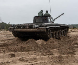 Muzeum w Orzyszu z pancernym wzmocnieniem. Czołg T-72 stanął na placu jako nowy eksponat