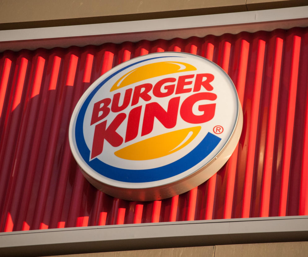 Logo sieci Burger King na czerwonej elewacji. O debiucie marki w Białymstoku przeczytasz na SE Białystok.