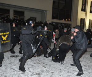 Wybory na Białorusi: Starcia z milicją w Mińsku. Setki ludzi trafiło do aresztu