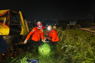 Indonezja/ Władze: w wypadku autobusu zginęło co najmniej 15 osób