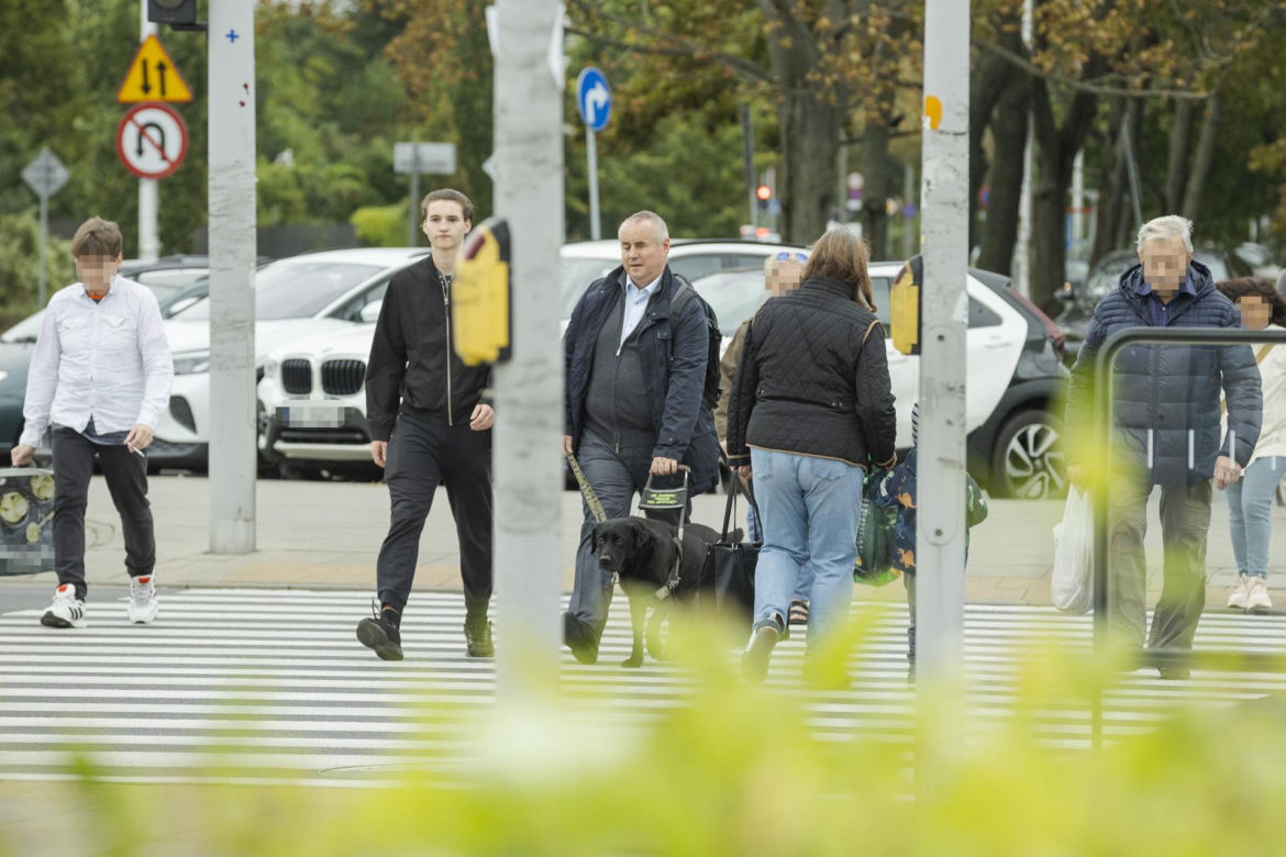 Niewidomy minister Wdówik na zakupach 