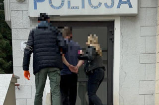 Groził śmiercią pasażerowi miejskiego autobusu. Miał przy sobie pistolet na kulki