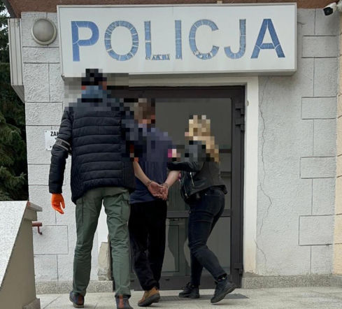 Chwile grozy w autobusie w Jeleniej Górze. Pasażer wyciągnął broń za głośną rozmowę