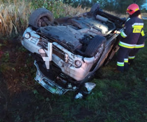 Groźny wypadek w powiecie bydgoskim! Auto wylądowało na dachu! [ZDJĘCIA]
