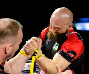 Policjant z Krakowa mistrzem Polski w armwrestlingu. Nikt nie ma silniejszej prawej ręki od niego