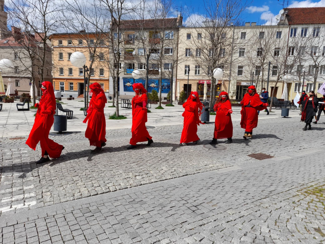 PRZERAŻAJĄCA manifestacja w centrum miasta! Milczący protest przypomniał o masowym wymieraniu [ZDJĘCIA]