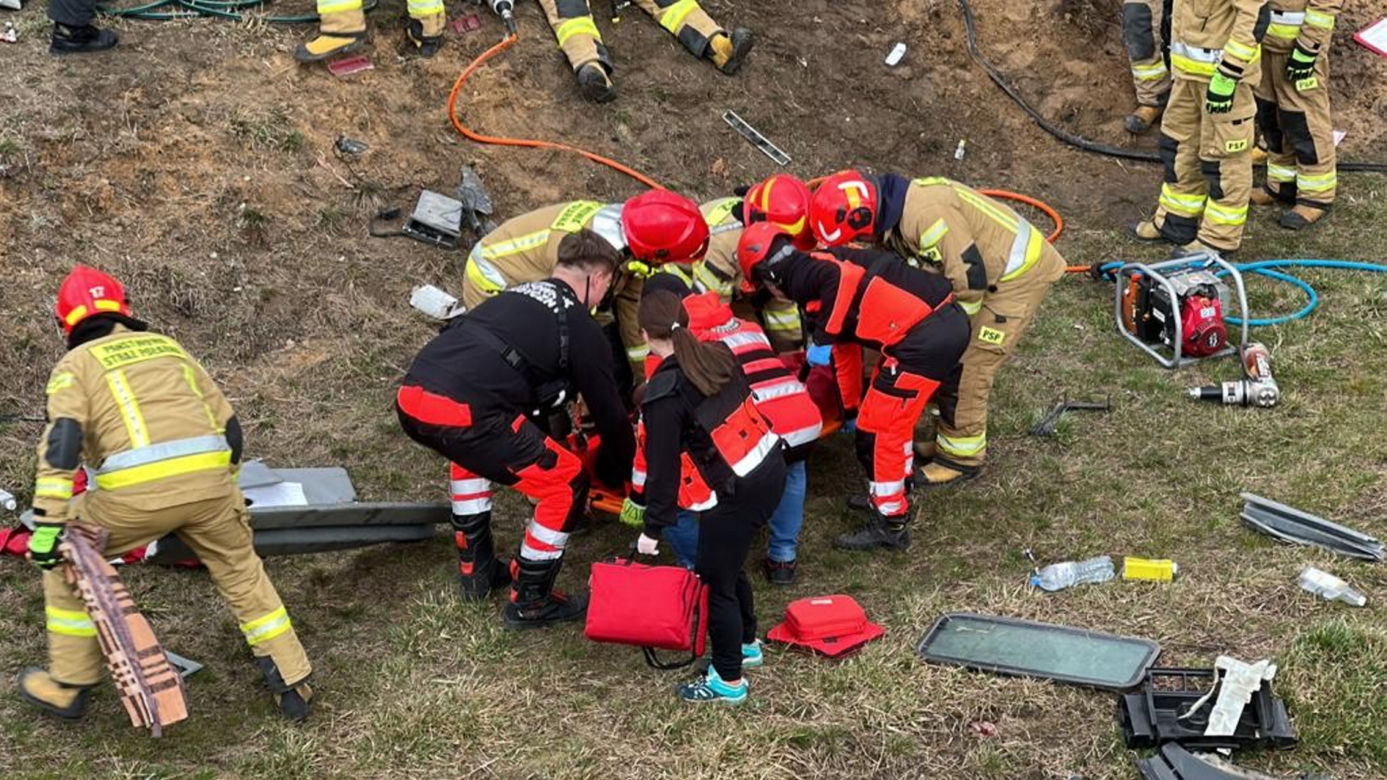 Kierowca zakleszczony w pojeździe, a na jezdni rozlany beton. Przerażająca kolizja przy węźle Opacz