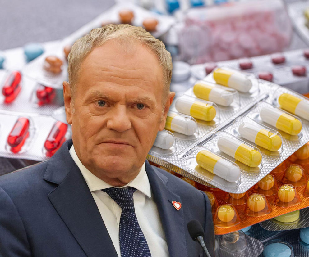 Premier Donald Tusk na tle kolorowych opakowań tabletek. O nowych zasadach refundacji leków przeczytasz na SE Superbiz.