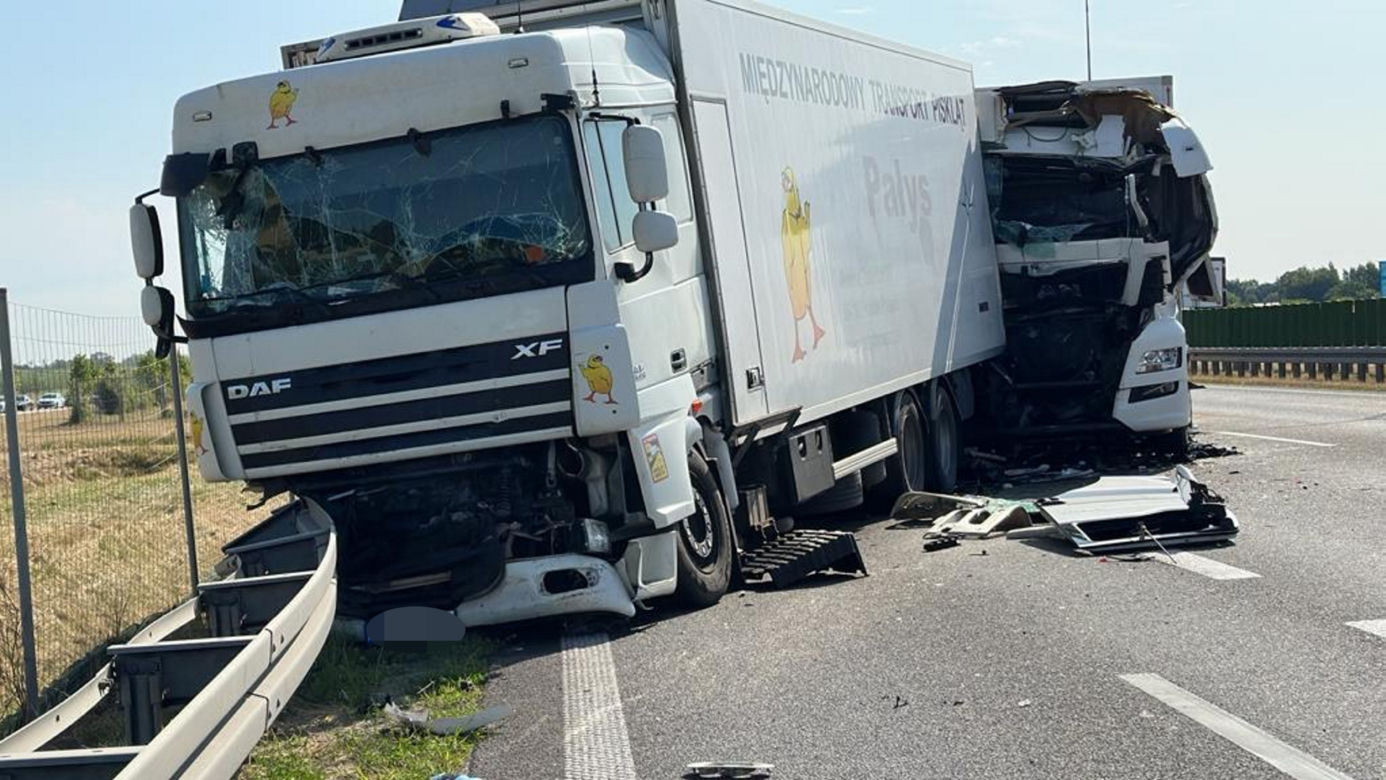 Zderzenie trzech ciężarówek na A2. Kierowca wycinany z kabiny