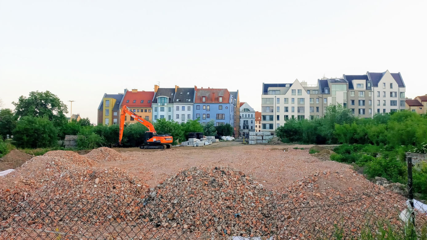 Szczecin: Od lat zarastała chaszczami. Pusta działka na Podzamczu przestanie straszyć?