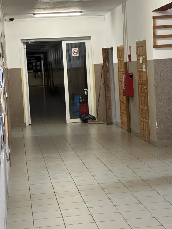 Zmyli ślady krwi po makabrze w szkole. Uczniowie zostali zwolnieni z lekcji