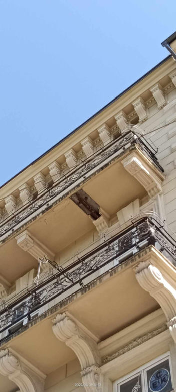 Fragment gzymsu odpadł od kamienicy w centrum Krakowa