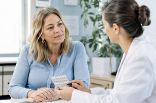 HTZ w menopauzie. Nie każda kobieta może bezpiecznie stosować terapię hormonalną