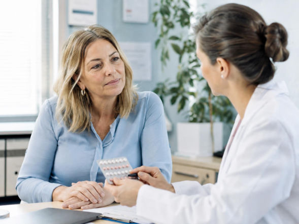 HTZ w menopauzie. Nie każda kobieta może bezpiecznie stosować terapię hormonalną