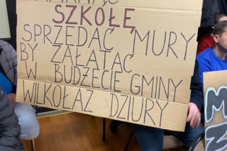 Mieszkańcy protestowali na sesji Rady Gminy Wilkołaz przeciwko likwidacji SP w Marianówce