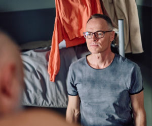 Damian trafi do aresztu pod zarzutem pedofilii i zostanie zaatakowany przez współwięźniów.