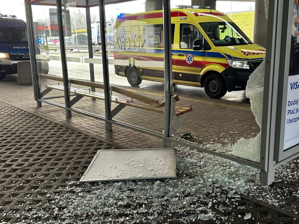 Przyczepka odpadła od auta i huknęła w przystanek autobusowy. Kobieta została ciężko ranna