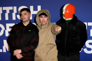 Zagrają na Open'er Festival 2026, do niektórych krajów mają zakaz wjazdu. Kim są Kneecap?