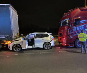 Dramat pod Antwerpią. Polska ciężarówka wbiła się w auta stojące w korku. Kierowcy walczą o życie w szpitalu