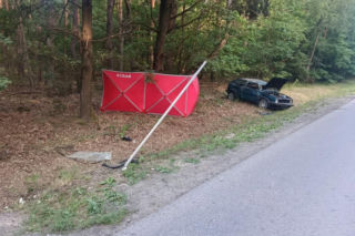 Tragedia o świcie w Wólce Żabnej. Volkswagen dachował w rowie, nie żyje 22-latek
