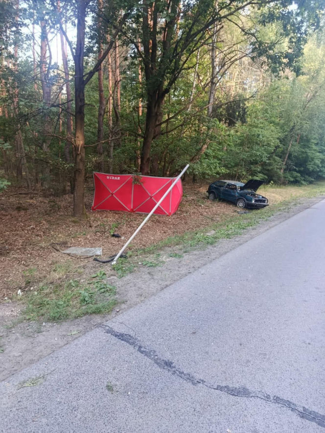 Tragedia o świcie w Wólce Żabnej. Volkswagen dachował w rowie, nie żyje 22-latek