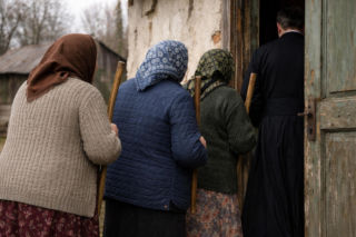 Czekały na księdza z kijem pod drzwiami