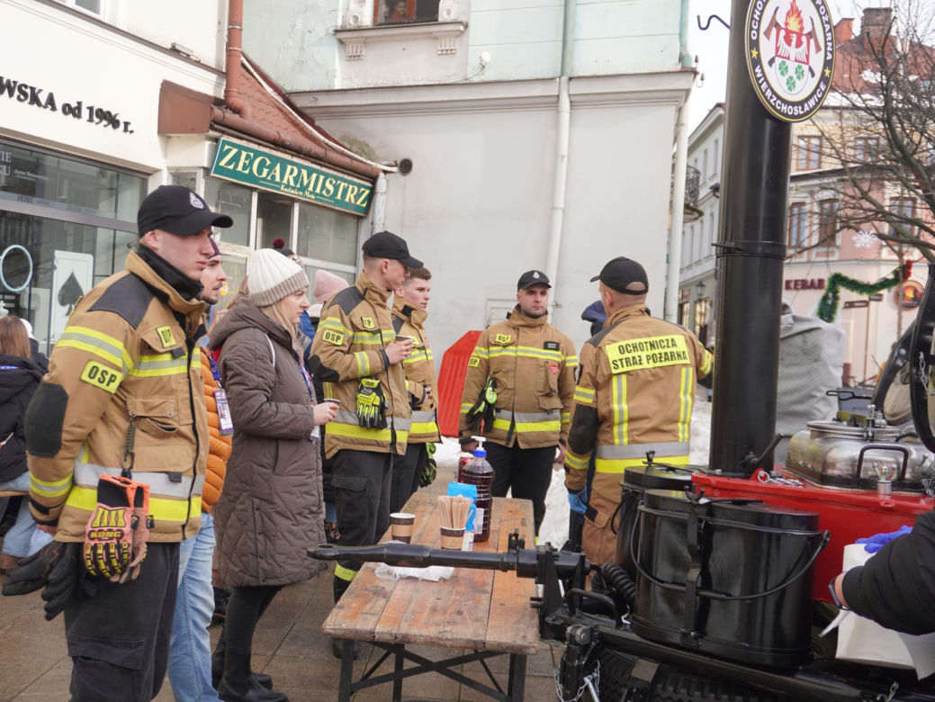 34. Finał WOŚP. Dziennikarze Radia ESKA rozgrzewają Tarnów pysznym żurkiem!