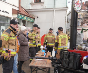 34. Finał WOŚP. Dziennikarze Radia ESKA rozgrzewają Tarnów pysznym żurkiem!