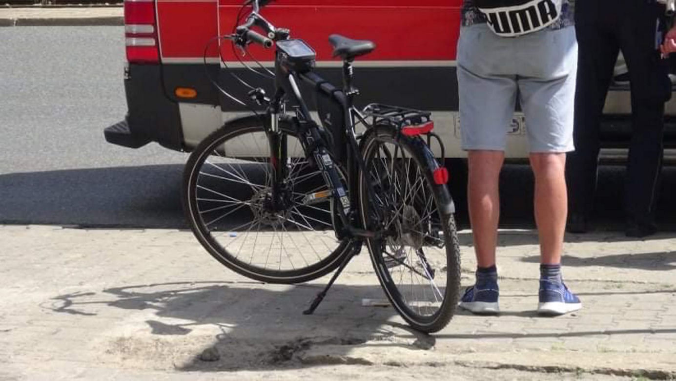 Po chodniku pociekła krew. Rozpędzony rowerzysta staranował emeryta. Tragedia w Al. Solidarności