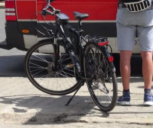 Po chodniku pociekła krew. Rozpędzony rowerzysta staranował emeryta. Tragedia w Al. Solidarności