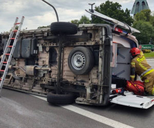 Wypadek w Nowy Sączu. Matka z dzieckiem jechała karetką do szpitala. Ambulans zderzył się z osobówką