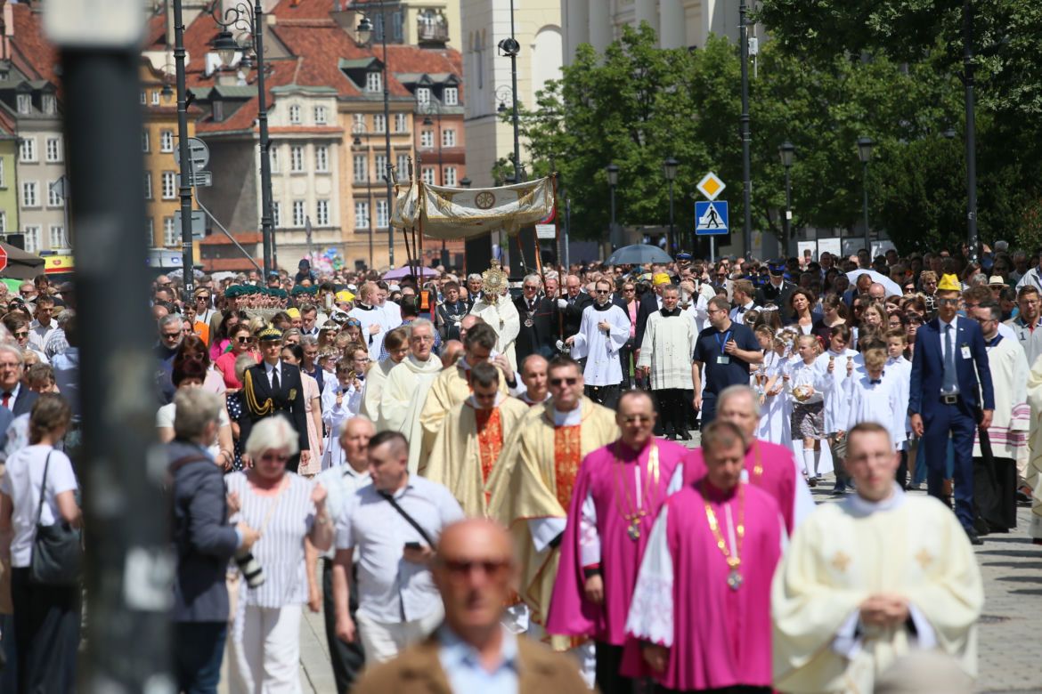 Centralna procesja Bożego Ciała w Warszawie. Ołtarze nawiązywały do wojny