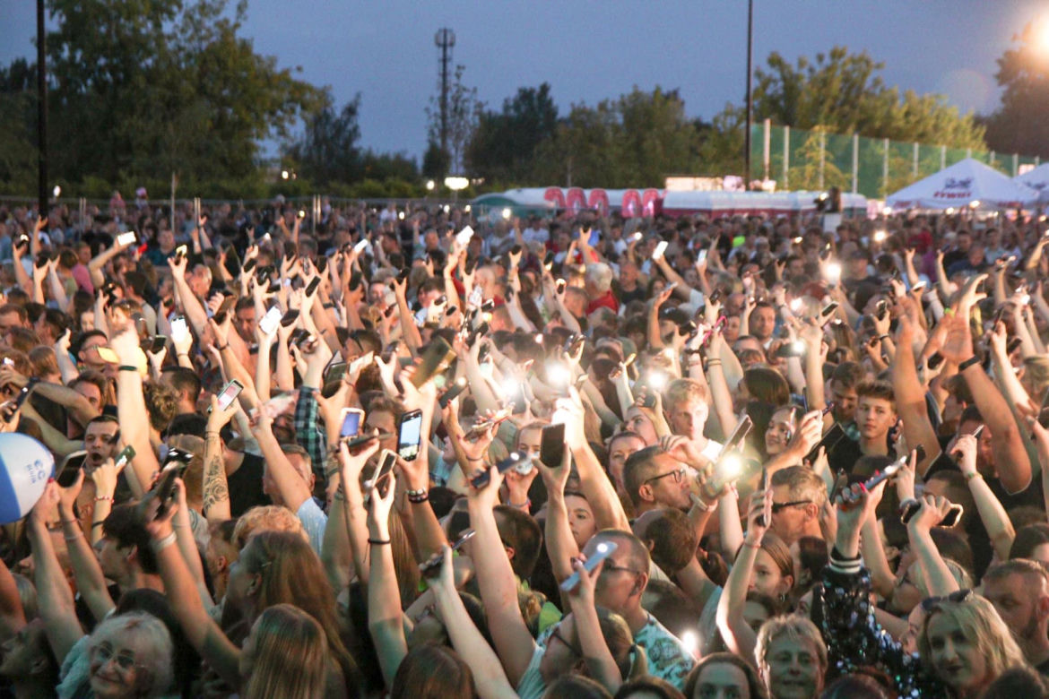 Sosnowiec Fun Festival. Publiczność szaleje przed sceną