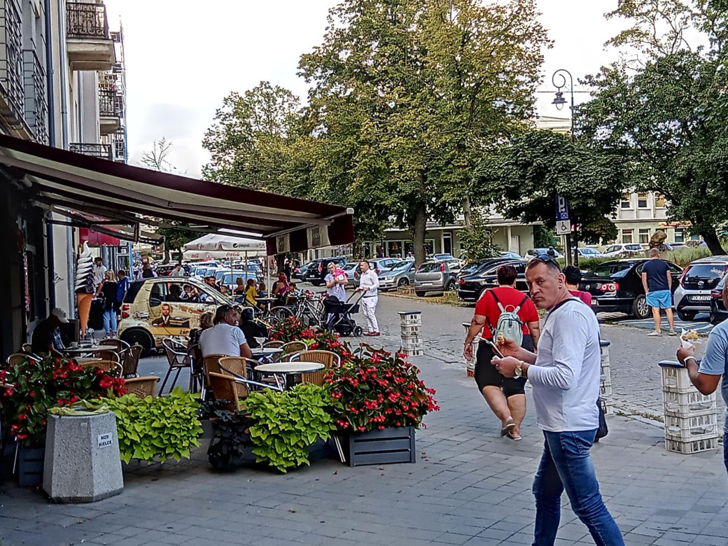 Ostatnia niedziela lata 2023 w Kielcach. Tłumy w centrum miasta