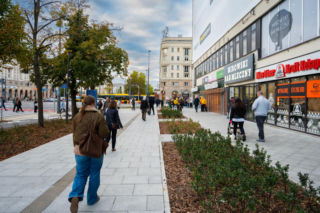 Aleja Jana Pawła II w Warszawie przeszła wielką metamorfozę, a kierowców i pieszych czekają ważne zmiany