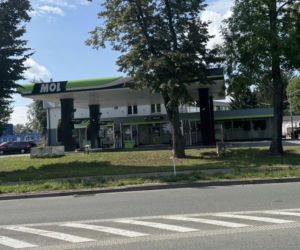 Horror na stacji paliw w Rykach. Pijany 22-latek potrącił młodego mężczyznę