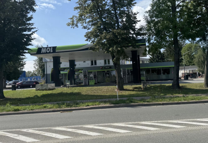 Horror na stacji paliw w Rykach. Pijany 22-latek potrącił młodego mężczyznę