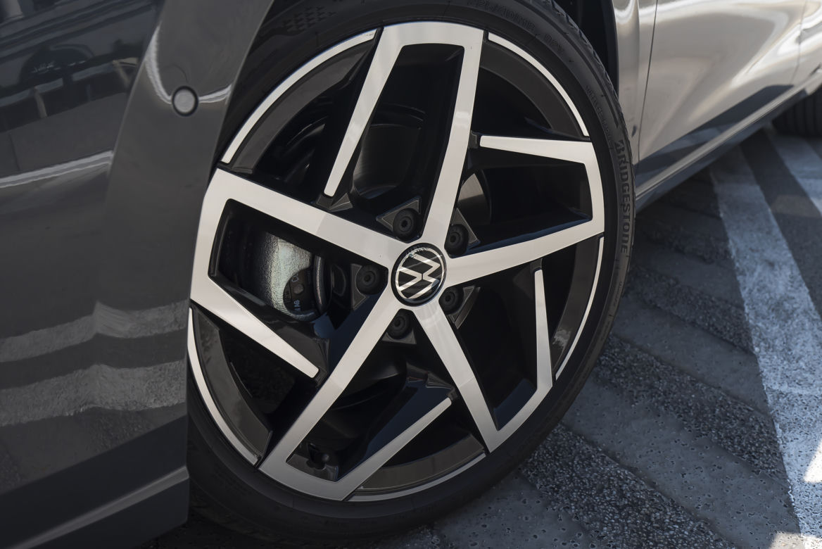 Toyota Corolla GR Sport 2.0 Hybrid Dynamic Force 184 KM e-CVT vs. Volkswagen Golf 8 1.5 eTSI 150 KM Style DSG7