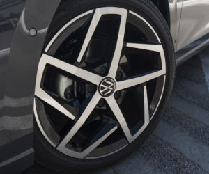 Toyota Corolla GR Sport 2.0 Hybrid Dynamic Force 184 KM e-CVT vs. Volkswagen Golf 8 1.5 eTSI 150 KM Style DSG7