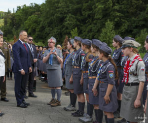 Prezydent RP Karol Nawrocki i pierwsza dama Marta Nawrocka podczas polowej mszy świętej na Polskim Cmentarzu Wojennym pod Monte Cassino