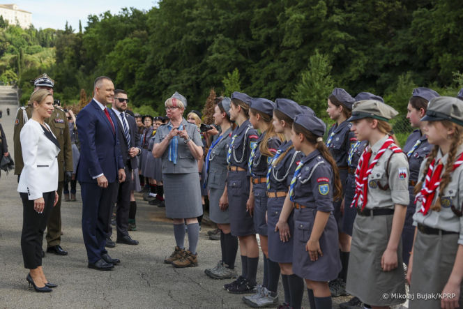 Prezydent RP Karol Nawrocki i pierwsza dama Marta Nawrocka podczas polowej mszy świętej na Polskim Cmentarzu Wojennym pod Monte Cassino