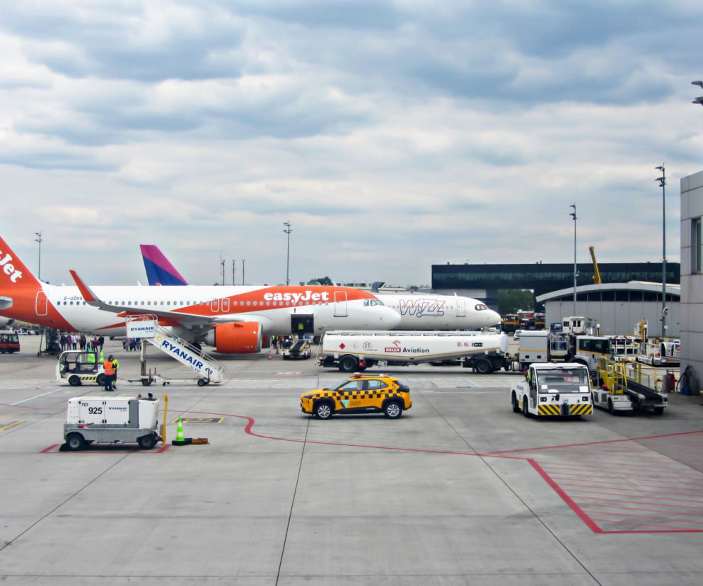 Samoloty na płycie lotniska Kraków Airport. O nowym systemie ILS i inwestycjach w Balicach przeczytasz na portalu Architektura.