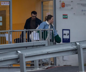 Olga Frycz wychodzi z dzieckiem ze szpitala