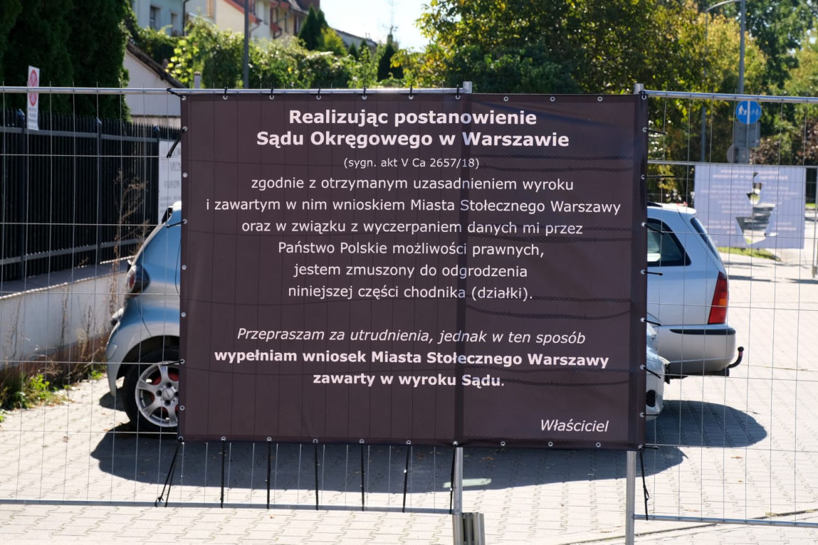 Wojna o chodnik w Wesołej