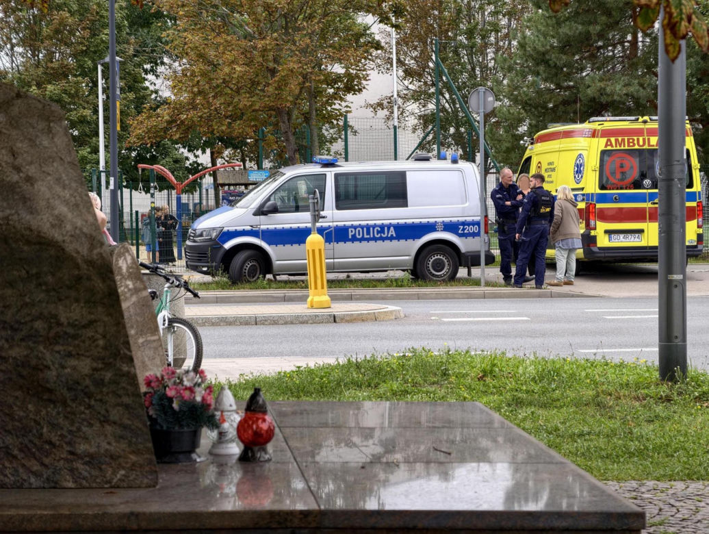 8-latek na hulajnodze potrącony przy szkole. Wjechała w niego Skoda. Kierowca miał jeździć "na aplikację"