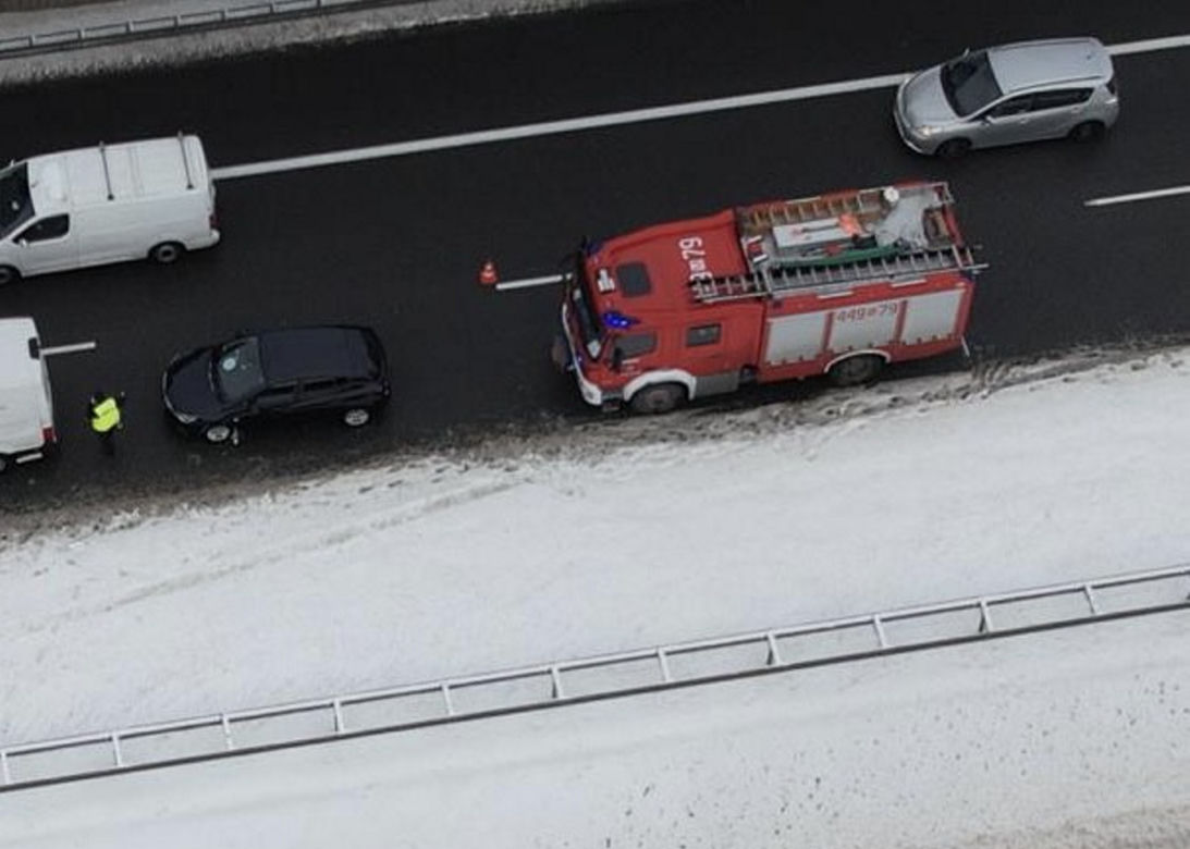 Groźny wypadek na A2. Rozbite cztery auta, sprawca uciekł z miejsca wypadku