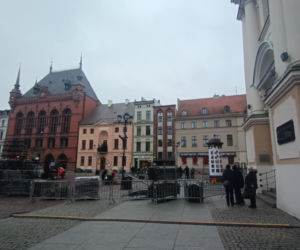 Na toruńskiej starówce budują scenę na sylwestra! Sprawdź gwiazdy i specjalne pociągi na „Sylwestrową Moc Przebojów 2025”