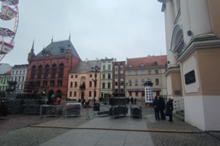 Na toruńskiej starówce budują scenę na sylwestra! Sprawdź gwiazdy i specjalne pociągi na „Sylwestrową Moc Przebojów 2025”