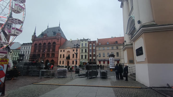 Na toruńskiej starówce budują scenę na sylwestra! Sprawdź gwiazdy i specjalne pociągi na „Sylwestrową Moc Przebojów 2025”