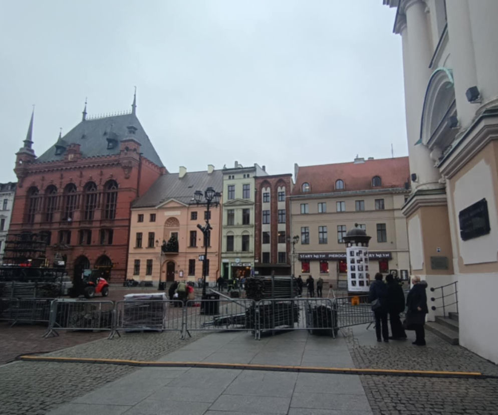 Na toruńskiej starówce budują scenę na sylwestra! Sprawdź gwiazdy i specjalne pociągi na „Sylwestrową Moc Przebojów 2025”